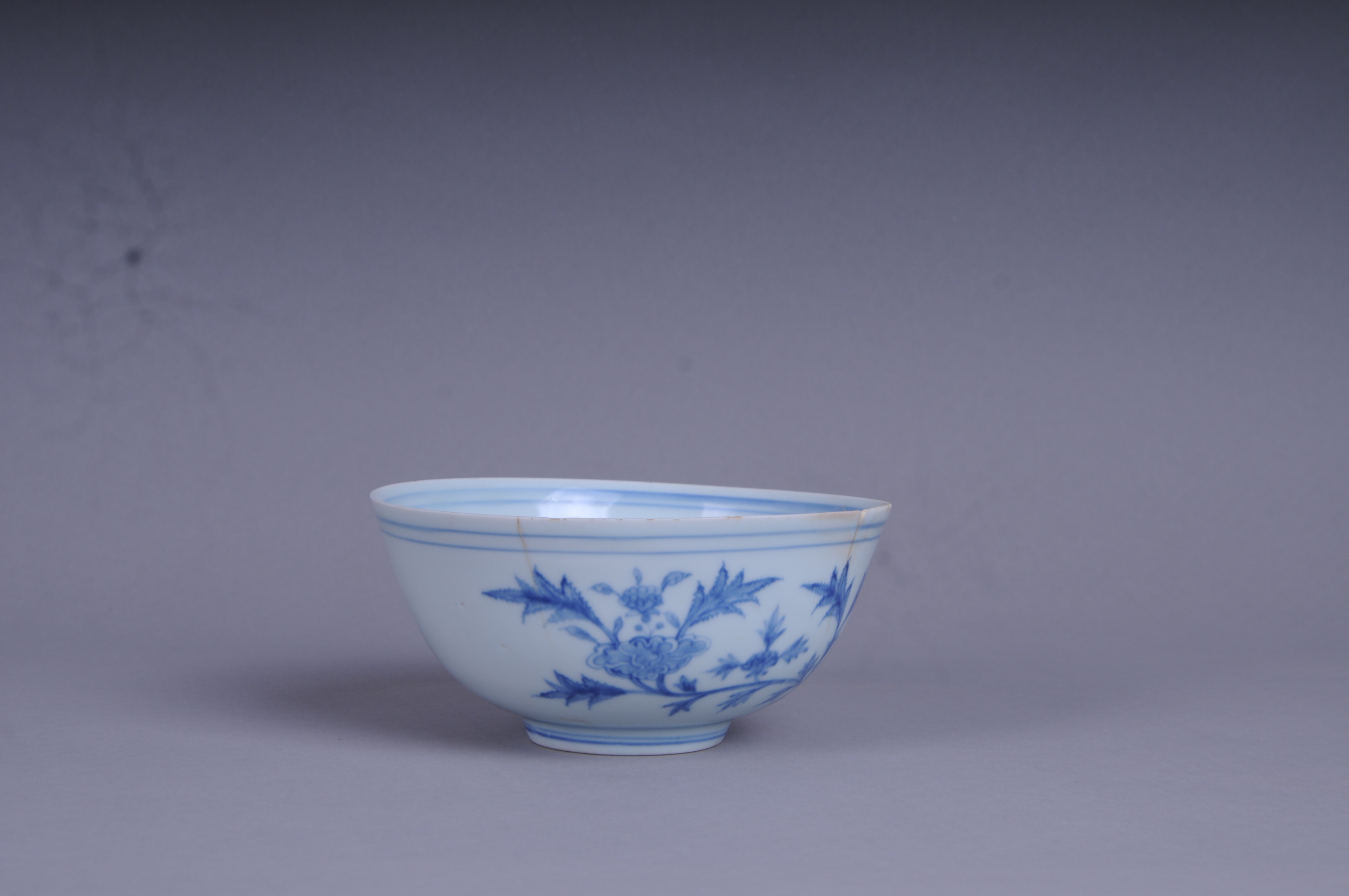 100734清大明年款青花花草纹碗