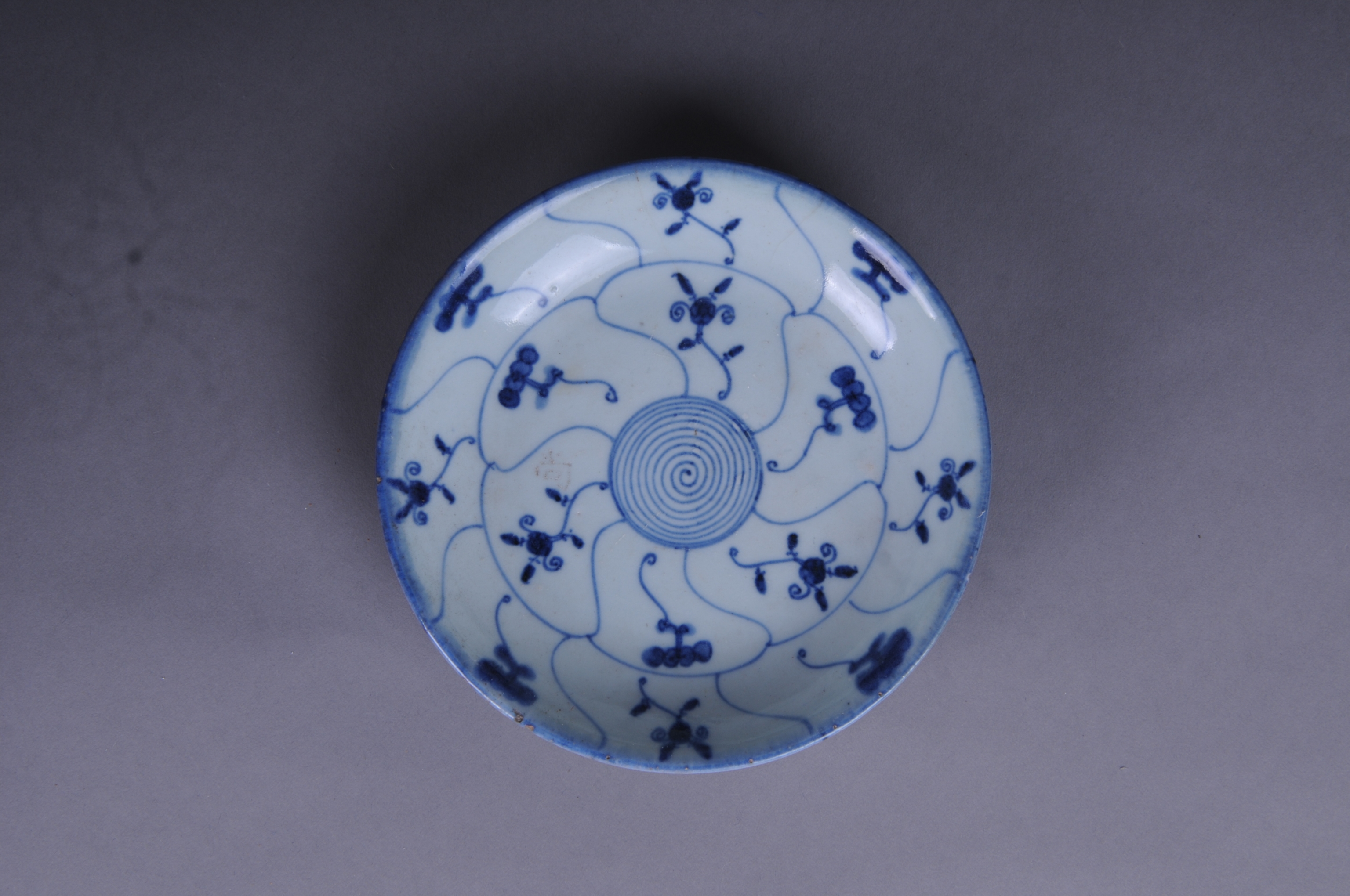 100671清青花旋纹缠枝花盘
