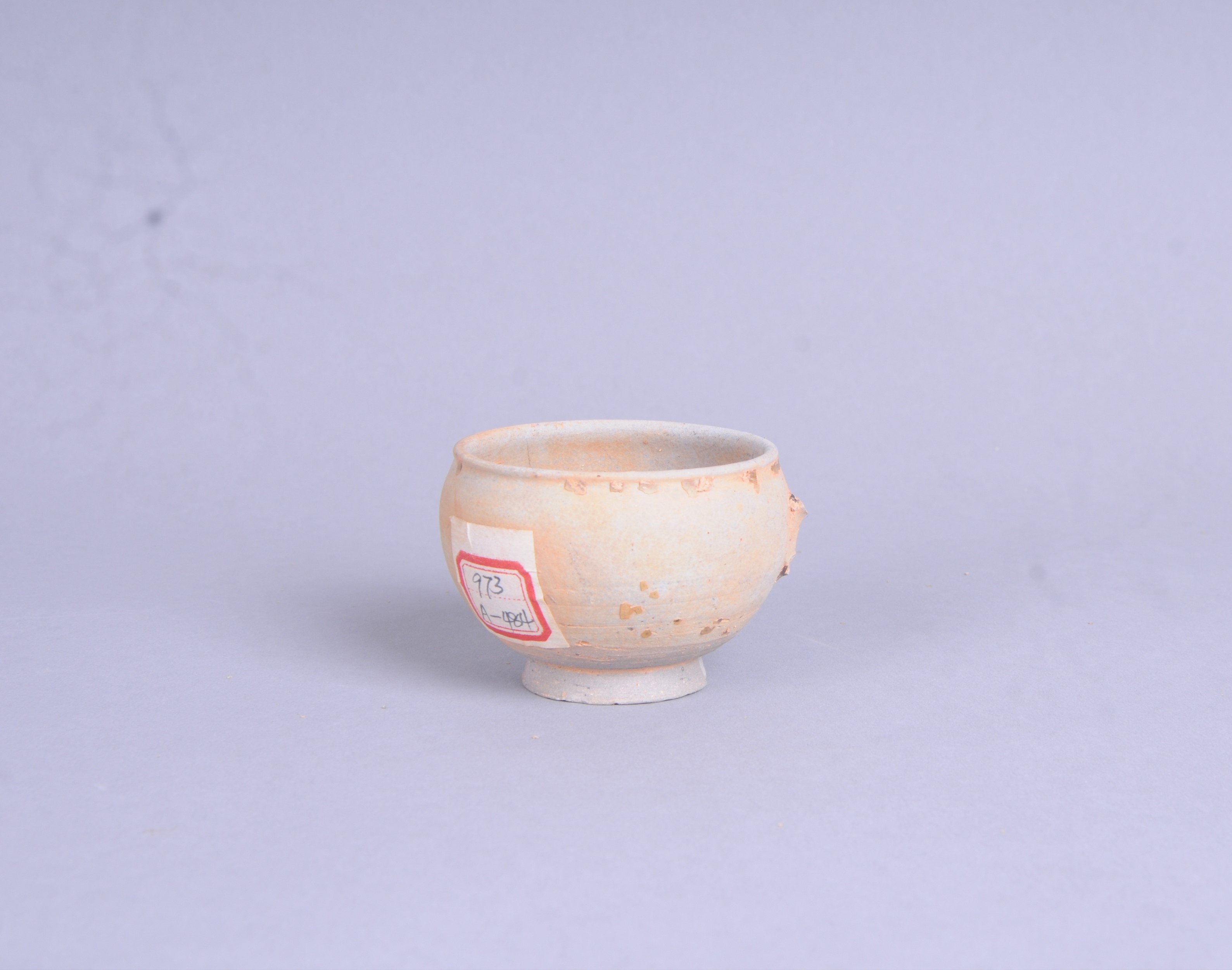100973唐青瓷饼足耳杯