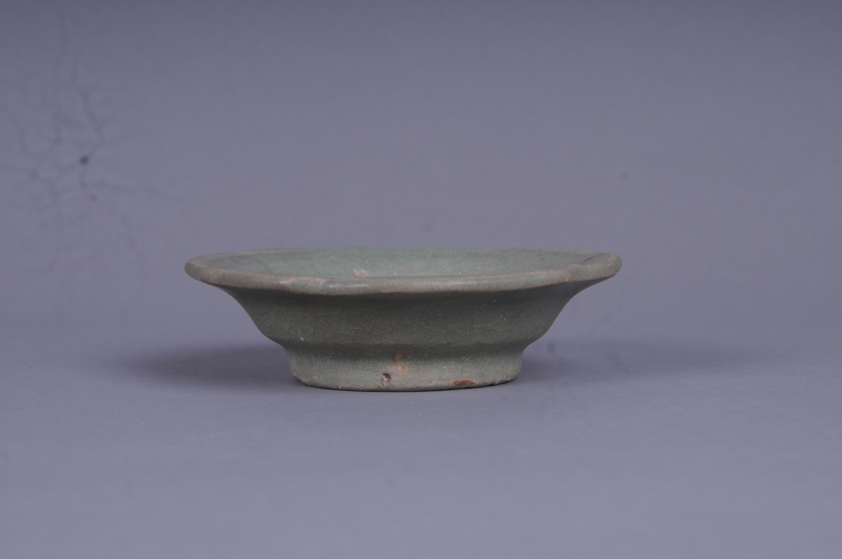 100669明豆青釉菱口碟