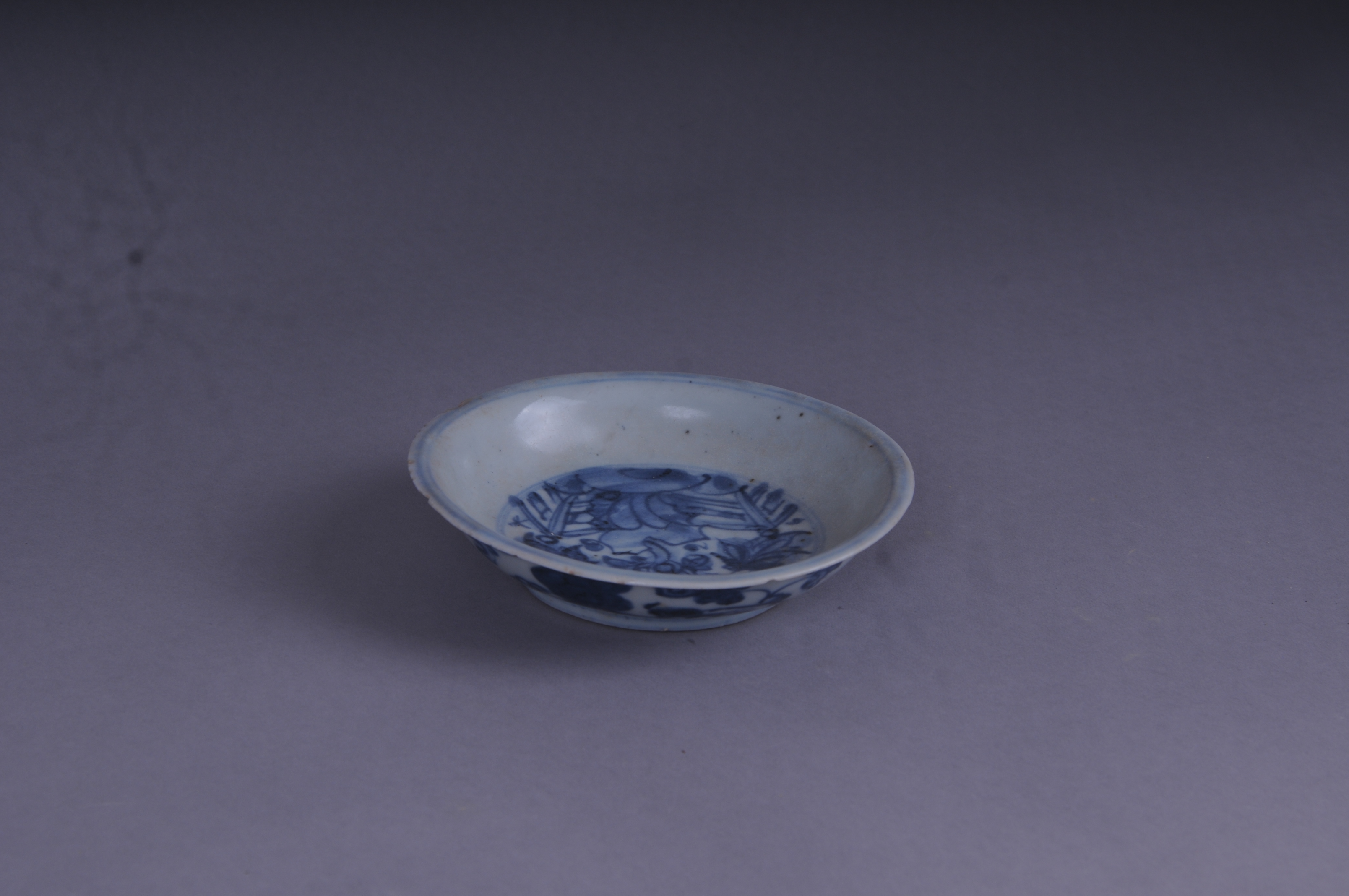 100600明青花缠枝牡丹树石纹碟