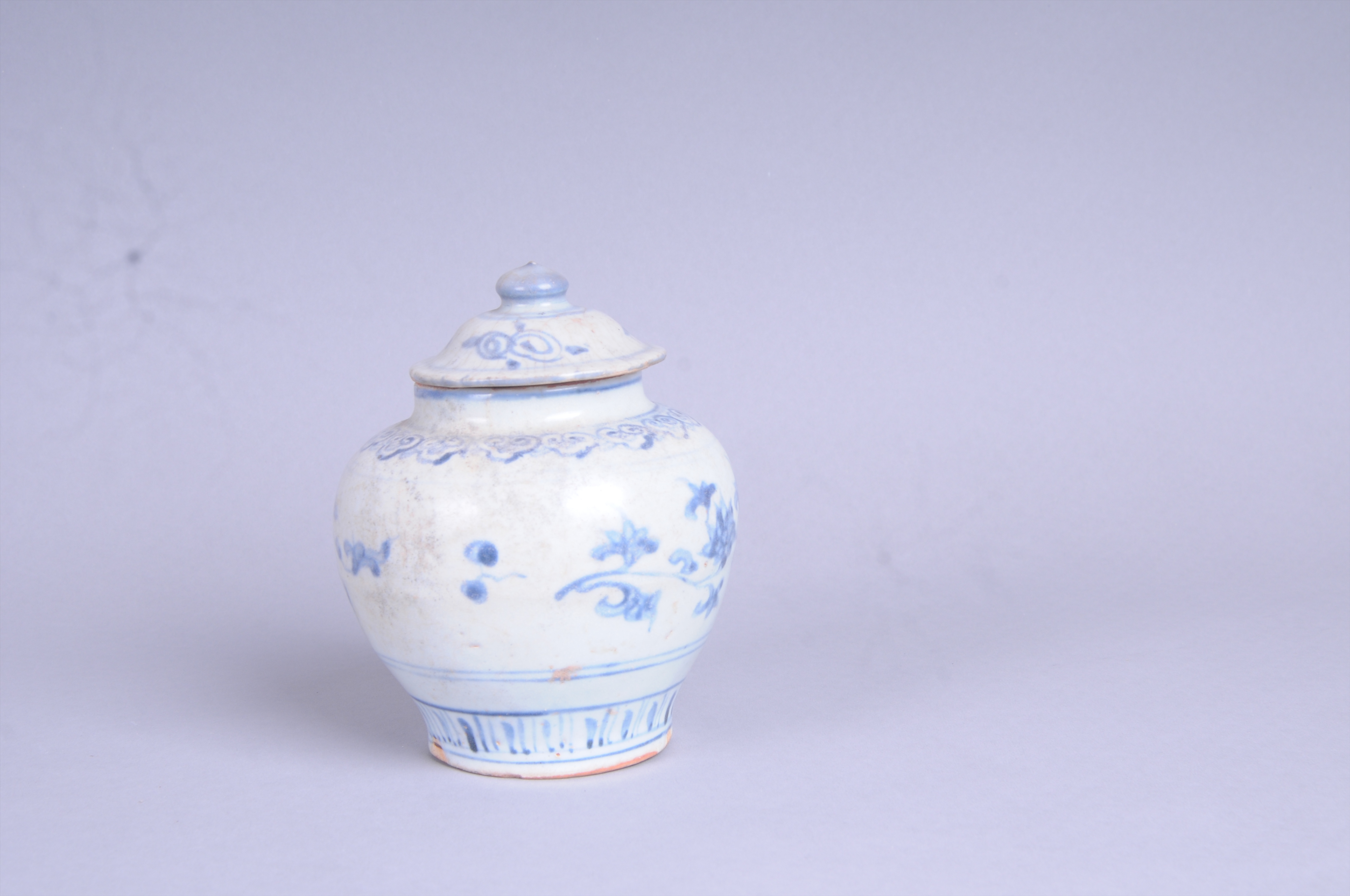 100854明青花缠枝纹盖罐