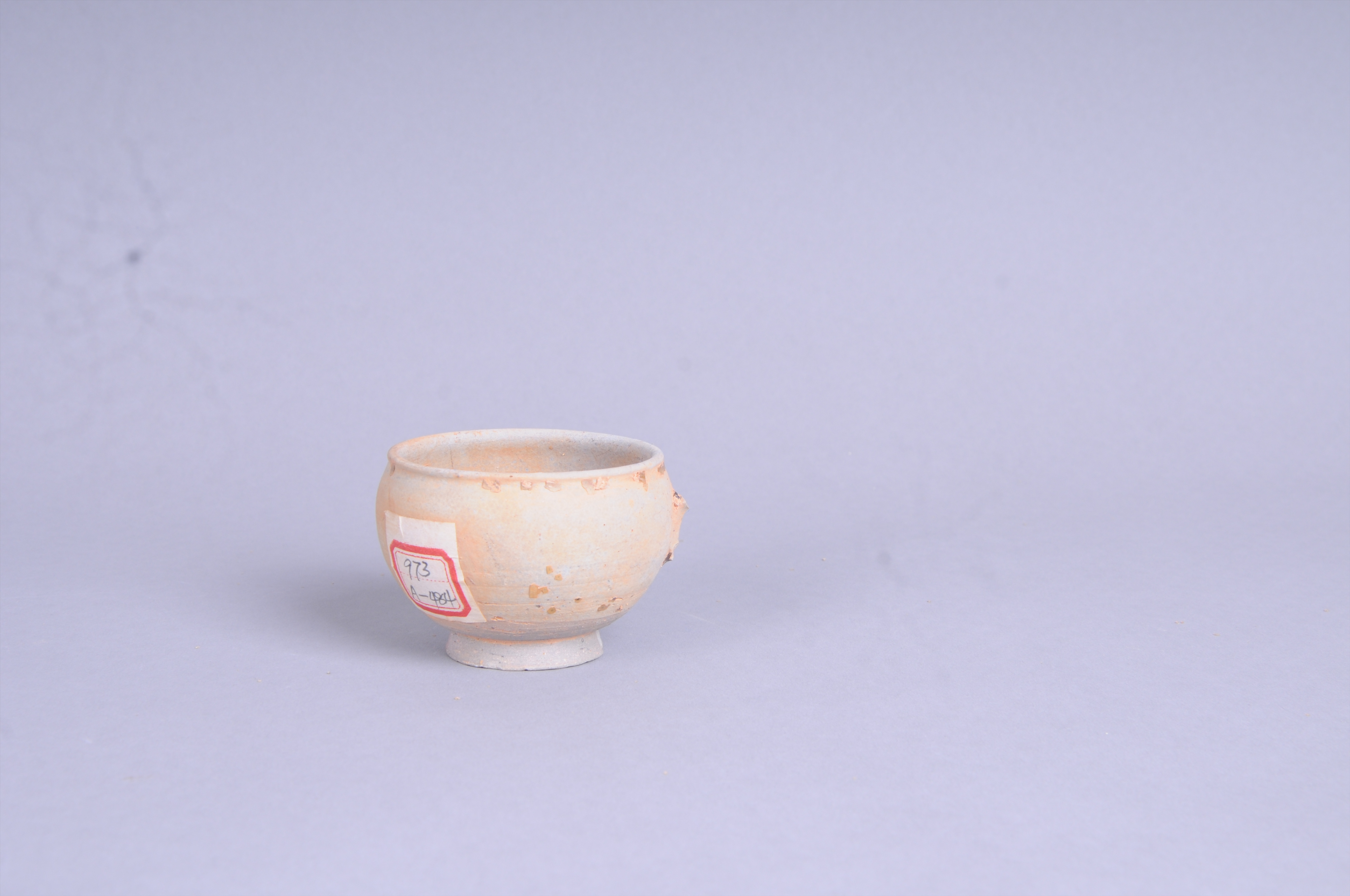 100973唐青瓷饼足耳杯