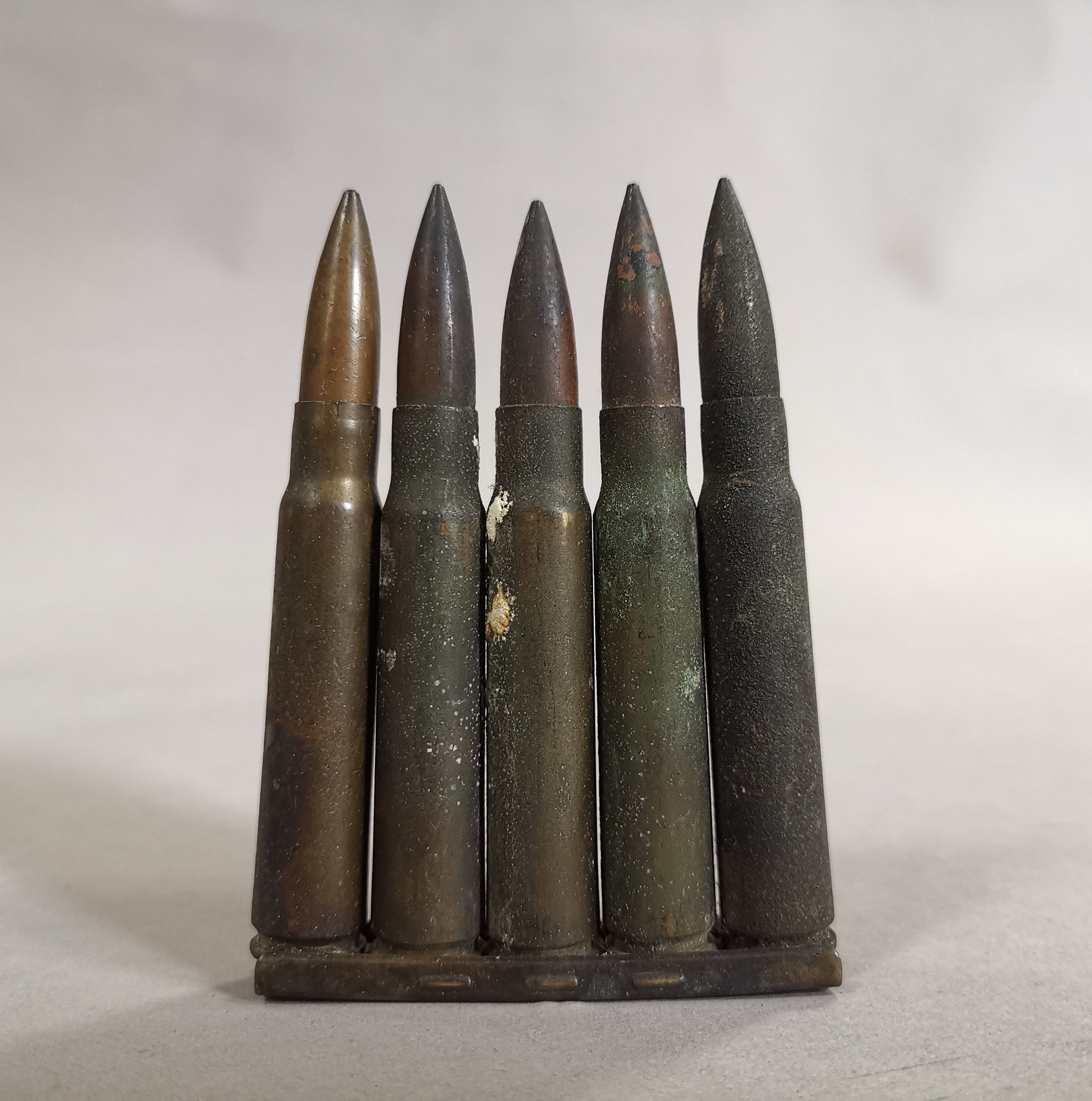 1934年沙心乡观音座前兵工厂遗留的满桥夹子弹 